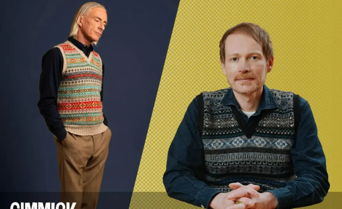 Deux hommes portent un pull sans manche camel et un autre pull sans manche à motifs.