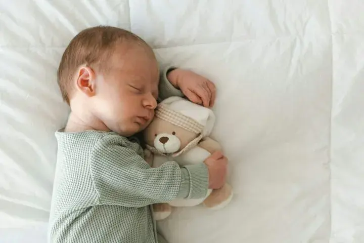 Książeczki sensoryczne: Przewodnik, jak wybrać idealną dla niemowlęcia?