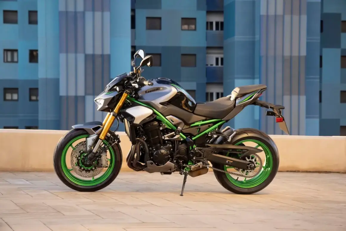 Kawasaki Z900 negra y gris con detalles verdes vibrantes. Su peso ligero y diseño agresivo la hacen ideal para la ciudad.