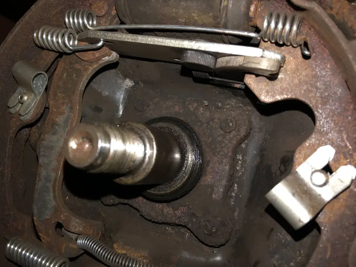 Detaljer från bromsbackarna på en Volvo V70. En mekaniker kan behöva justera handbroms v70 för att säkerställa optimal funktion.