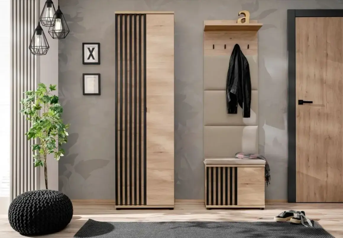 Metamorfoza przedpokoju: nowoczesna szafa, siedzisko i panel ścienny w naturalnych kolorach drewna i beżu.