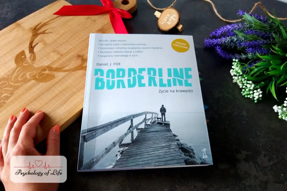 Książki o borderline: "Życie na krawędzi" Daniela J. Foxa, poradnik z ćwiczeniami, który pomaga radzić sobie z wahaniami nastroju i budować stabilne relacje.