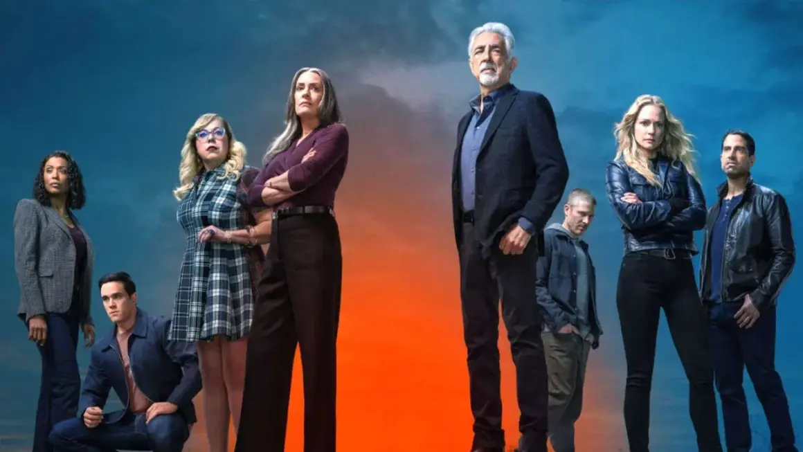 Das Team von Criminal Minds Staffel 18 steht vor einem dramatischen Himmel.