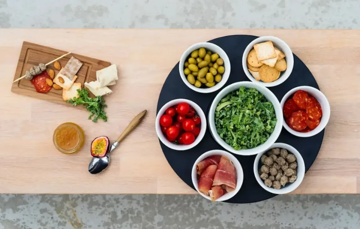 En härlig buffé med allt gott till tacos: oliver, tomater, kål, korv, skinka, köttbullar, kex, nötter och passionsfrukt.