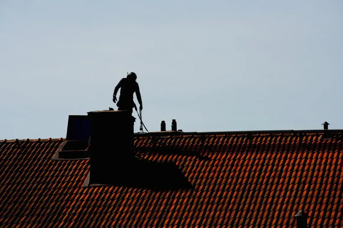 Czy trzeba czyścić komin gazowy? Poznaj obowiązki i zagrożenia