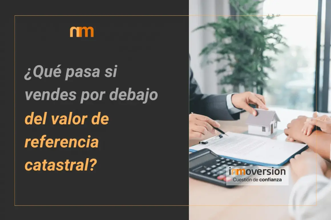 ¿Qué pasa si vendes por debajo del valor de referencia catastral? Agentes inmobiliarios negocian una casa en miniatura sobre un contrato.