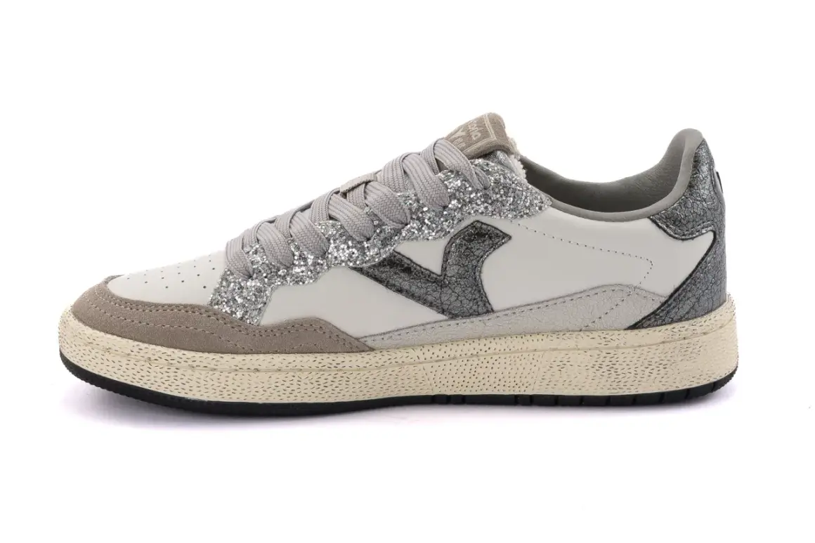Sneakers Victoria bianche e grigie con glitter e logo a V. Perfette per un look casual e scintillante.