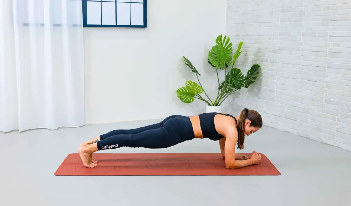 Donna in posizione di plank, esercizio che rafforza il **core significato** di stabilità e forza.