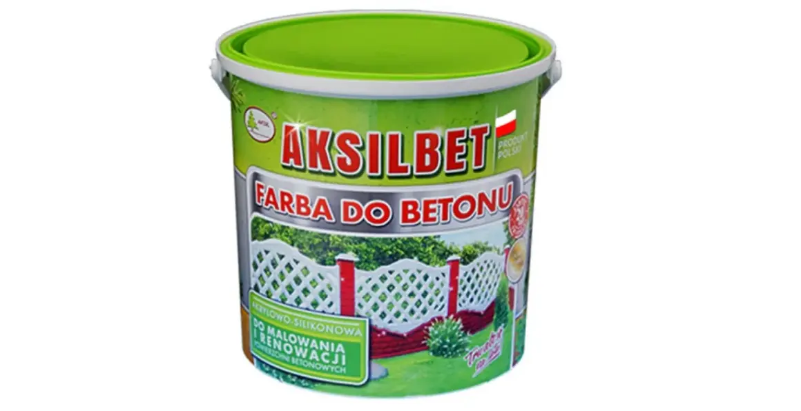 Jaka farba do betonu na zewnątrz? Pojemnik farby Aksilbet do malowania i renowacji powierzchni betonowych, z widokiem na odnowiony płot.