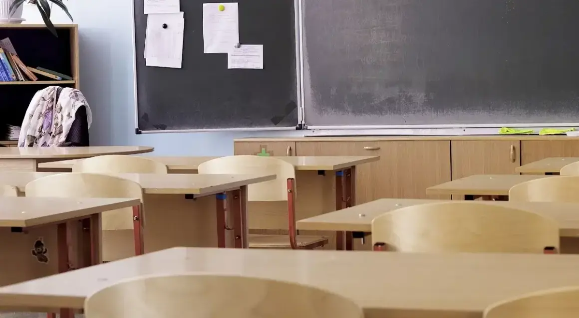 Pusta klasa z ławkami i tablicą. W 1999 roku wprowadzono gimnazja w Polsce.