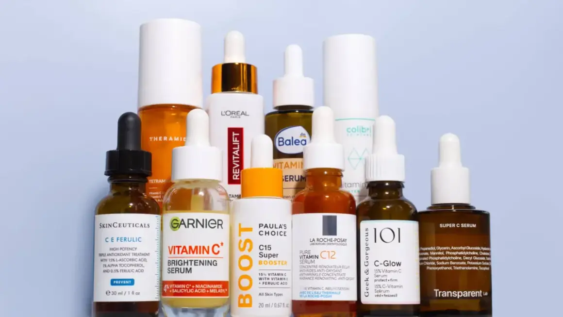 Eine Auswahl an Seren, darunter ein Vitamin C Serum mit 15 Prozent, für strahlende Haut.