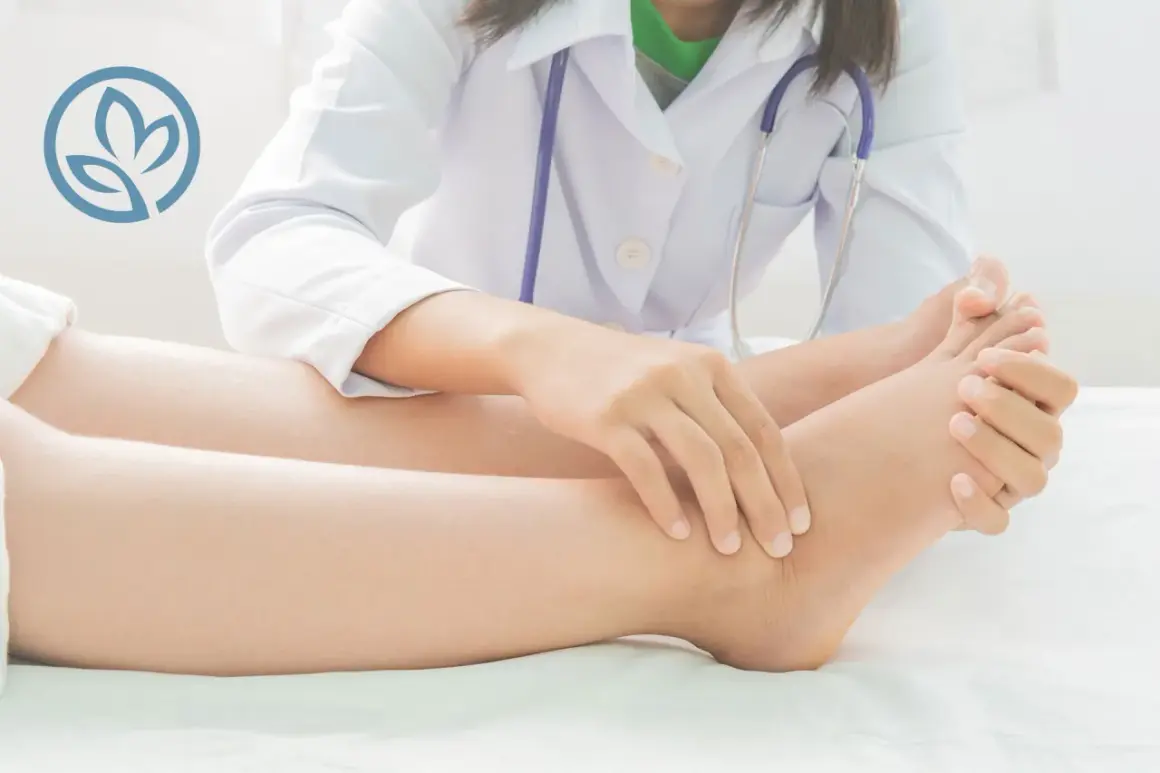 Medico esamina caviglia per valutare dolore.