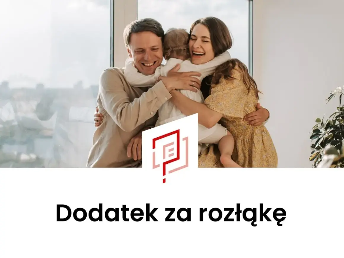 Szczęśliwa rodzina przytula się. Dowiedz się, ile wynosi dodatek za rozłąkę.