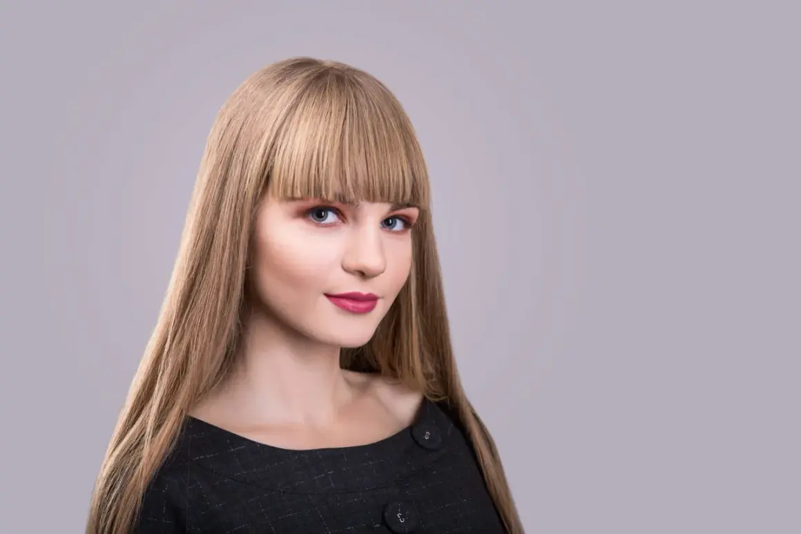 Blondynka z prostą, gęstą grzywką, która zakrywa czoło. Różne rodzaje grzywek mogą podkreślić urodę.