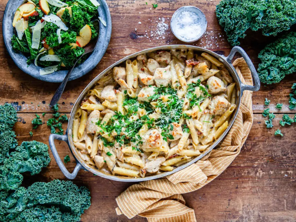 Krämig kycklingpasta med parmesan och färska örter. En rätt så god att man vill säga "marry me kyckling"! Serveras med en frisk grönkålssallad.