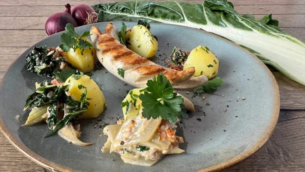 Gegrillte Wurst mit Salzkartoffeln und cremigem Gemüse. Ein Gericht, das zeigt, was gut zu Mangold passt.