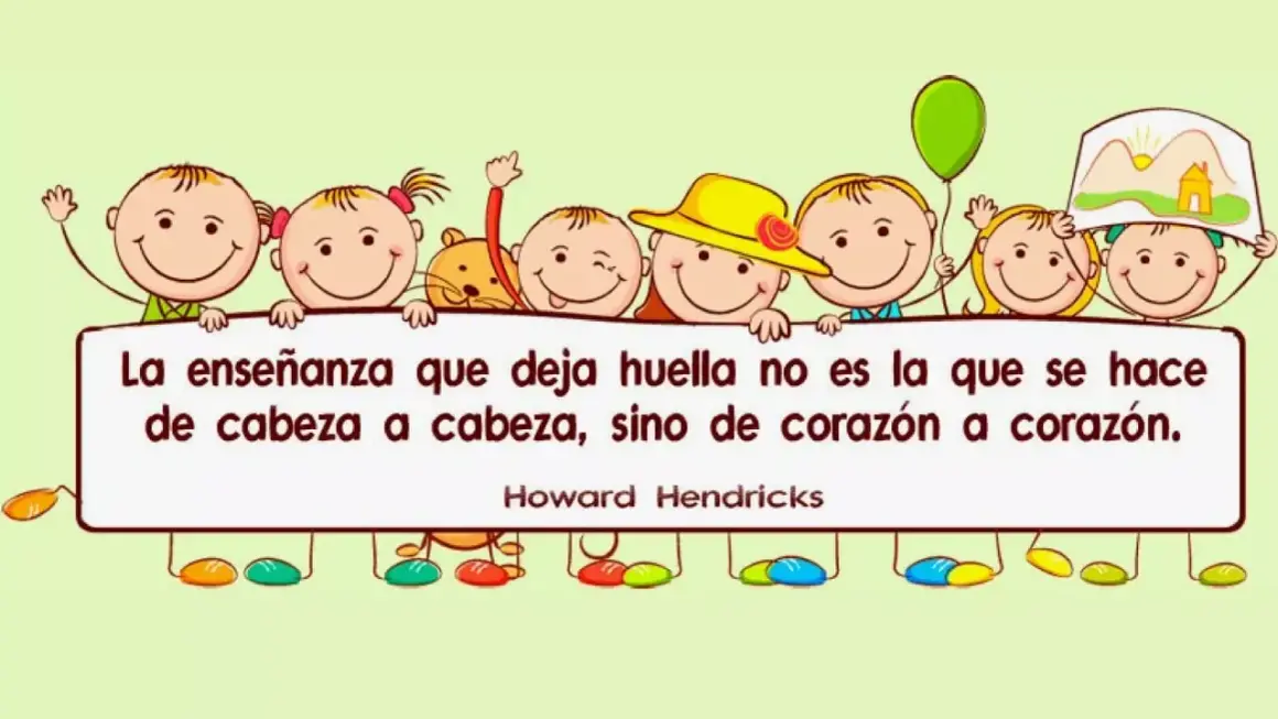 Niños sonrientes sostienen un cartel con frases para alumnos de primaria: "La enseñanza que deja huella no es la que se hace de cabeza a cabeza, sino de corazón a corazón.