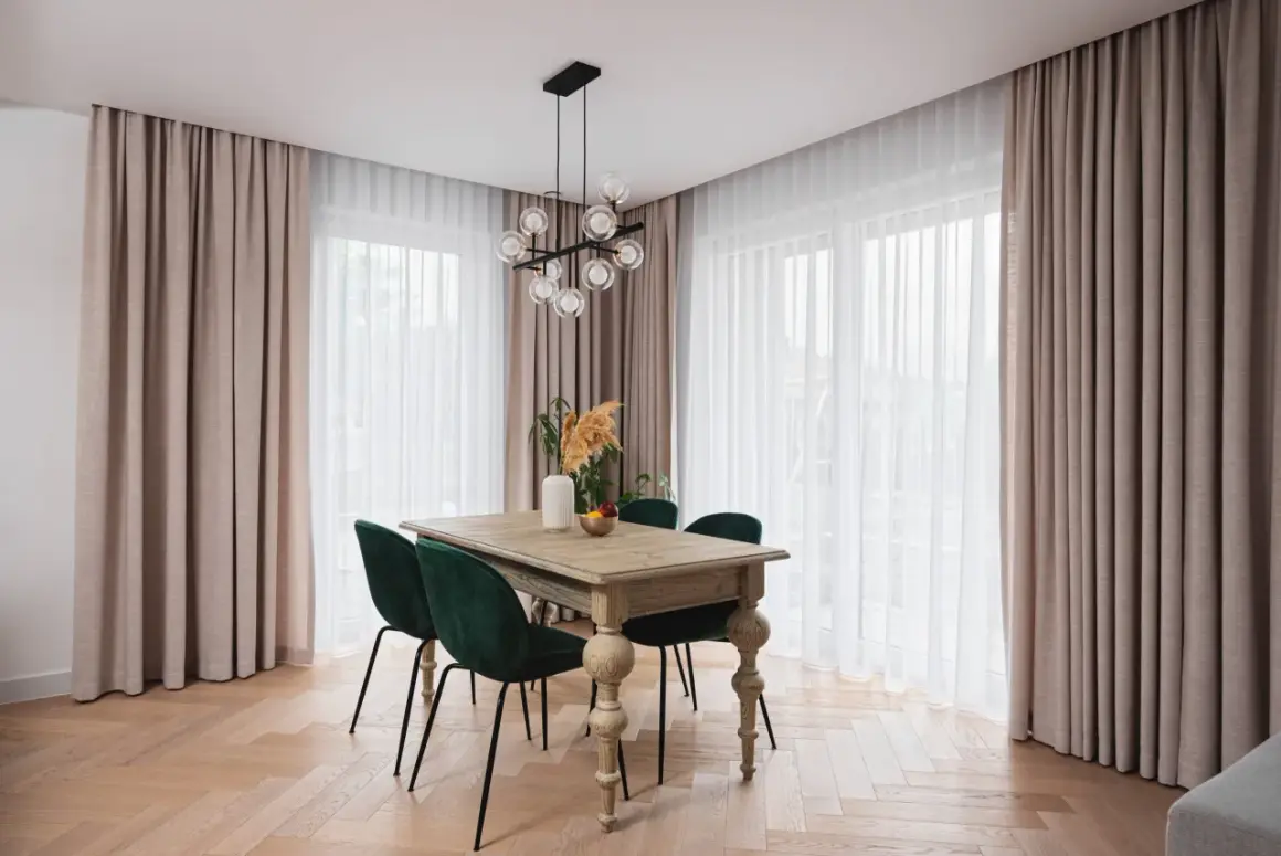 Eleganckie zasłony i firany z subtelnym marszczeniem tworzą przytulną atmosferę. Różne rodzaje marszczenia firan dodają wnętrzu charakteru.