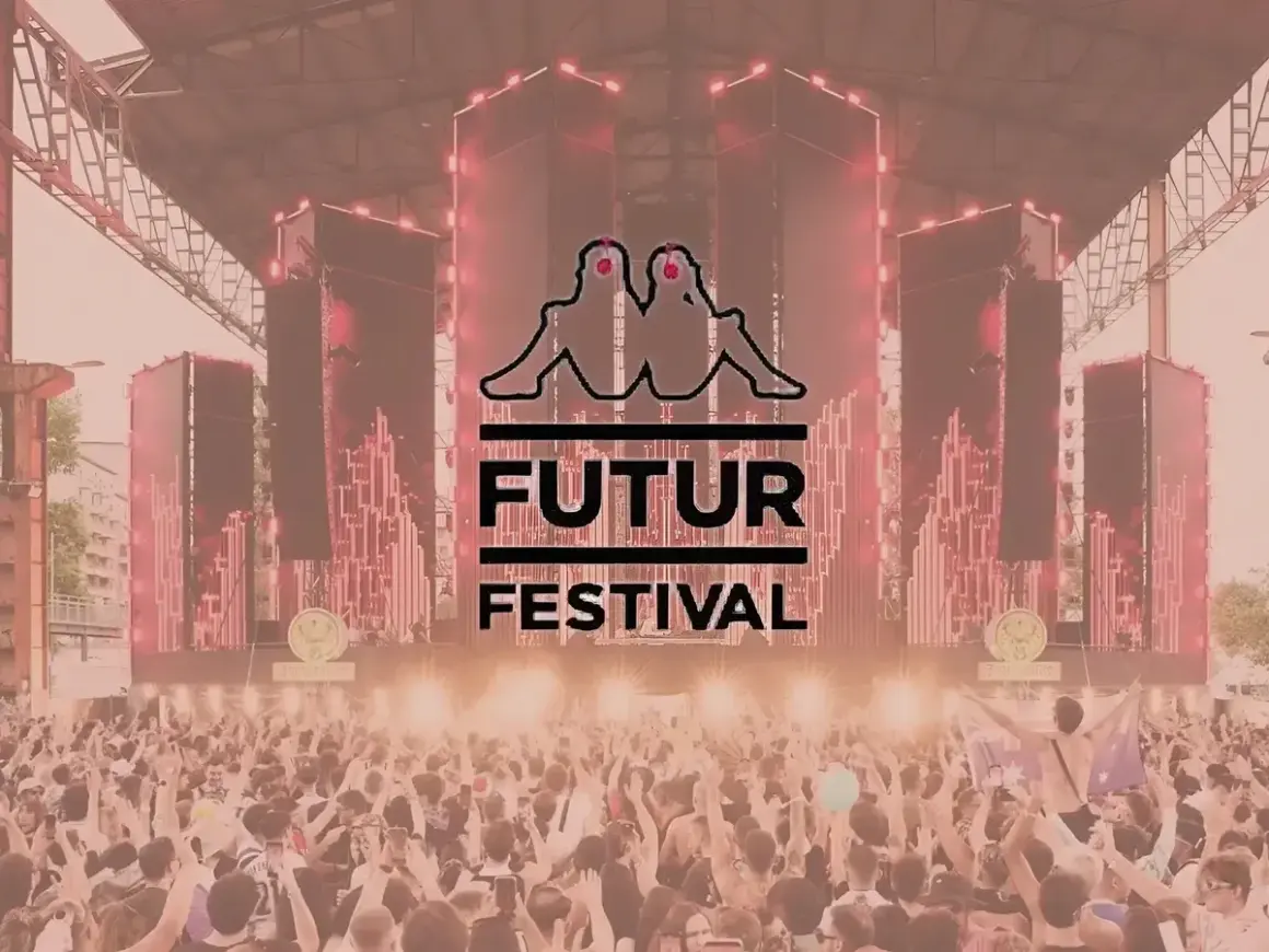 Un pubblico festante al Kappa Futur Festival, con il logo del festival in primo piano.
