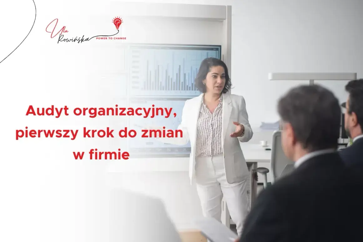 Kobieta w białej marynarce prezentuje wyniki audytu organizacyjnego, który jest kluczem do wprowadzania zmian w firmie.