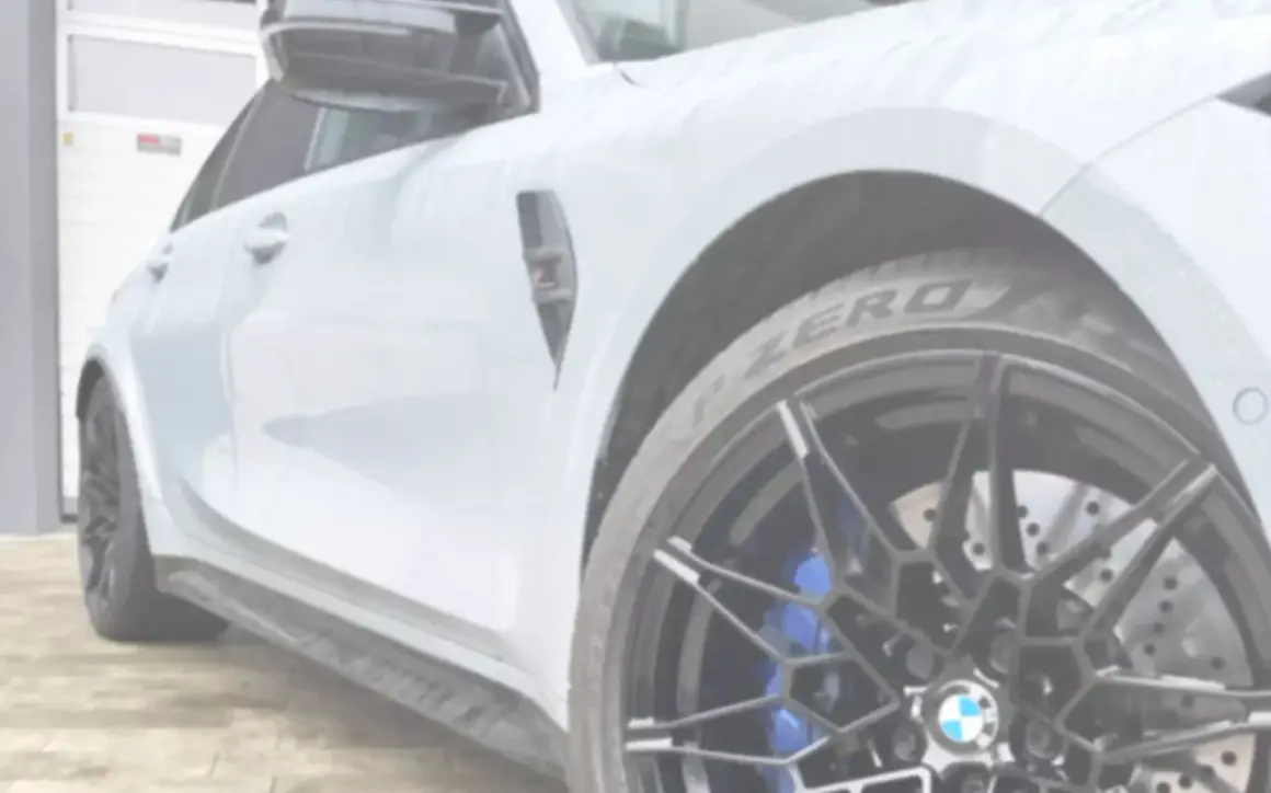 Nowe malowanie felg aluminiowych BMW nadaje mu sportowy wygląd.