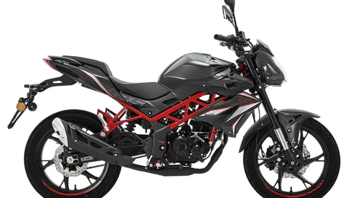 Motocicleta Benelli BN 125 negra con detalles rojos. Opiniones sobre su diseño deportivo y ágil.