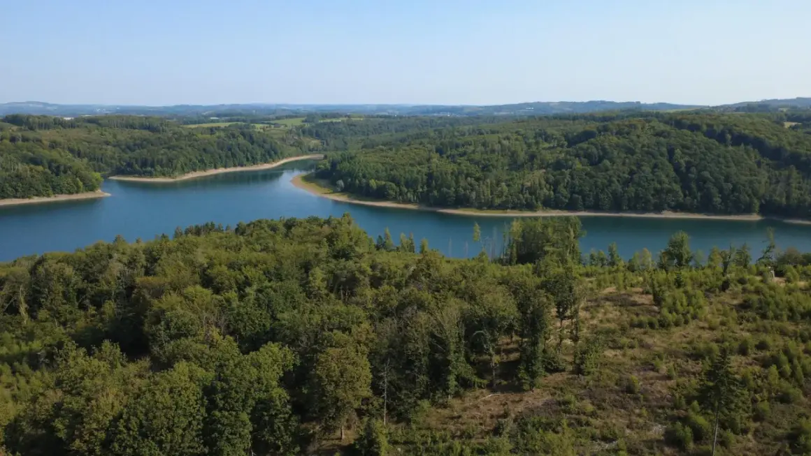 Ein idyllischer Blick auf die Wiehltalsperre mit ihren umliegenden Wäldern. Perfekt für Wanderwege und Naturgenuss.