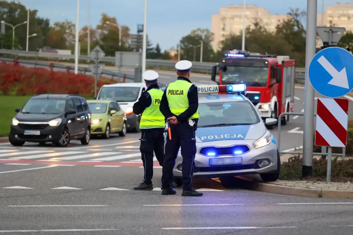 Policjanci kontrolują ruch po wypadku. Sprawdzają, czy kierowcy nie przekroczyli dopuszczalnych promili alkoholu.