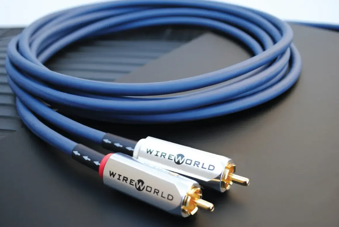 Niebieski kabel audio z dwoma pozłacanymi złączami RCA marki Wireworld, gotowy do podłączenia sprzętu.