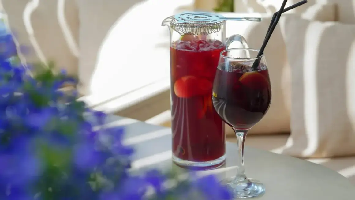Orzeźwiające drinki z czerwonym porto, owocami i lodem, gotowe do degustacji w letni dzień.