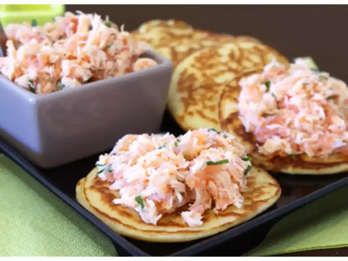 Mini blinis garnis de rillettes de saumon, un délice frais et savoureux.