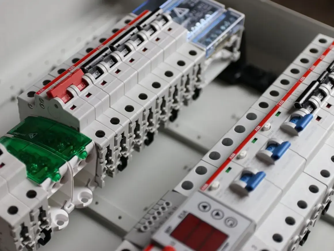 Nowe zabezpieczenia elektryczne, w tym wyłącznik różnicowoprądowy, gotowe do montażu w rozdzielnicy.