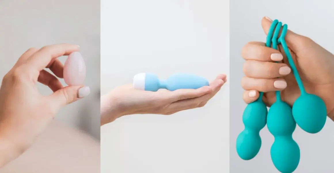 Trois mains présentent des objets pour le bien-être intime : un œuf de jade, un vibromasseur bleu et des boules de Kegel turquoise.