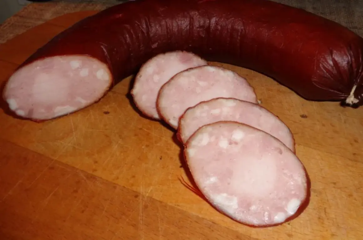 Kiełbasa lisiecka, pokrojona w plastry, na desce. Idealna do przygotowania według tradycyjnego kiełbasa lisiecka przepis.