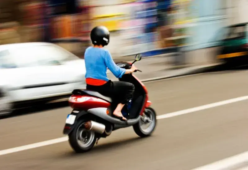 Co grozi za jazdę motorowerem bez uprawnień? Sprawdź kary i konsekwencje