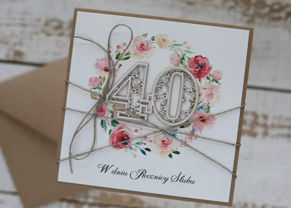 Elegancka kartka z kwiatowym motywem i drewnianą cyfrą "40" na 45 rocznicę ślubu.