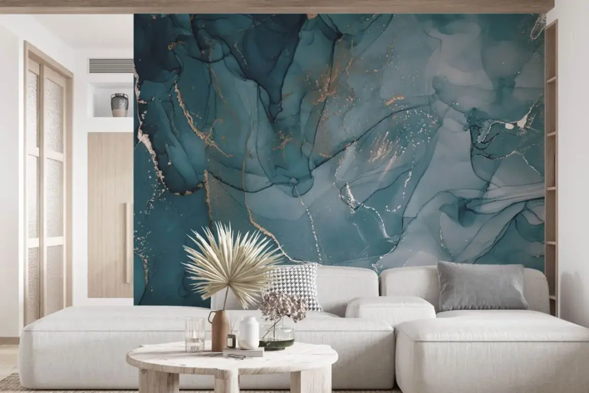 Ein Wohnzimmer mit einem Sofa und einem Couchtisch, das durch eine atemberaubende Wand mit Marmoroptik und goldenen Akzenten als wandfarbe akzente aufgewertet wird.