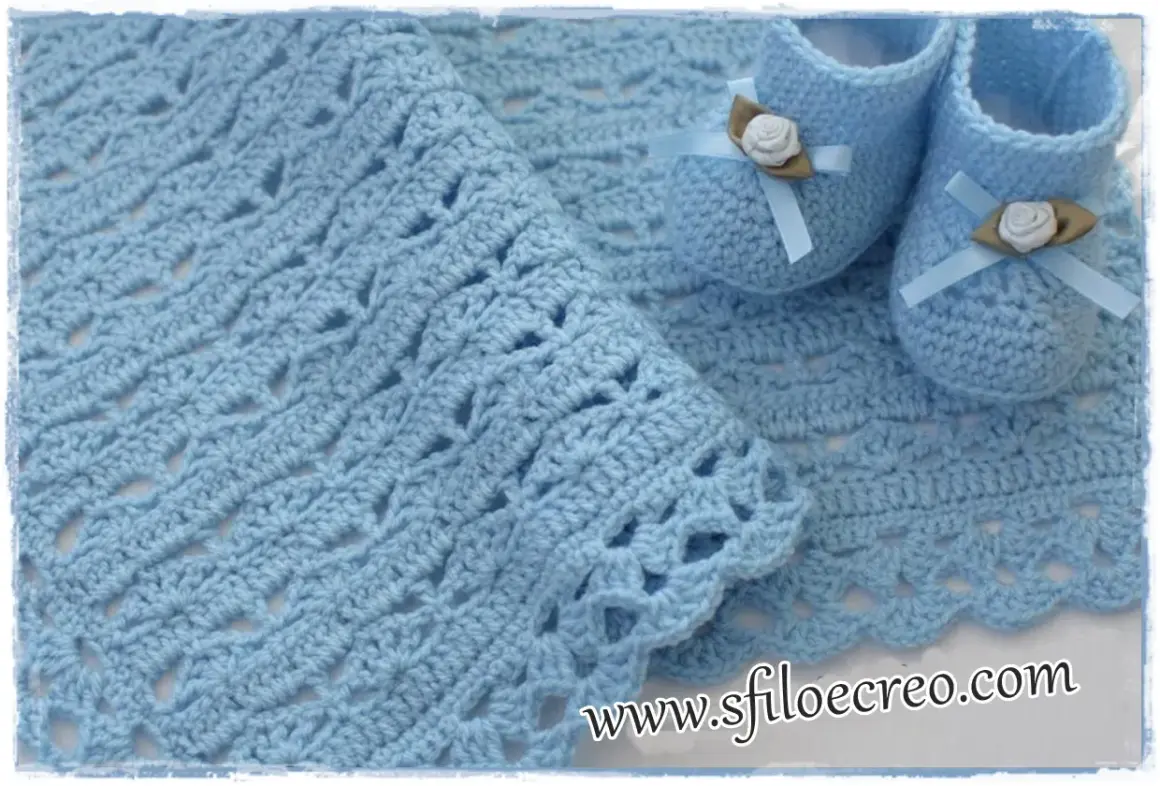 Copertina neonato uncinetto azzurra con scarpine abbinate, perfette per un piccolo tesoro.