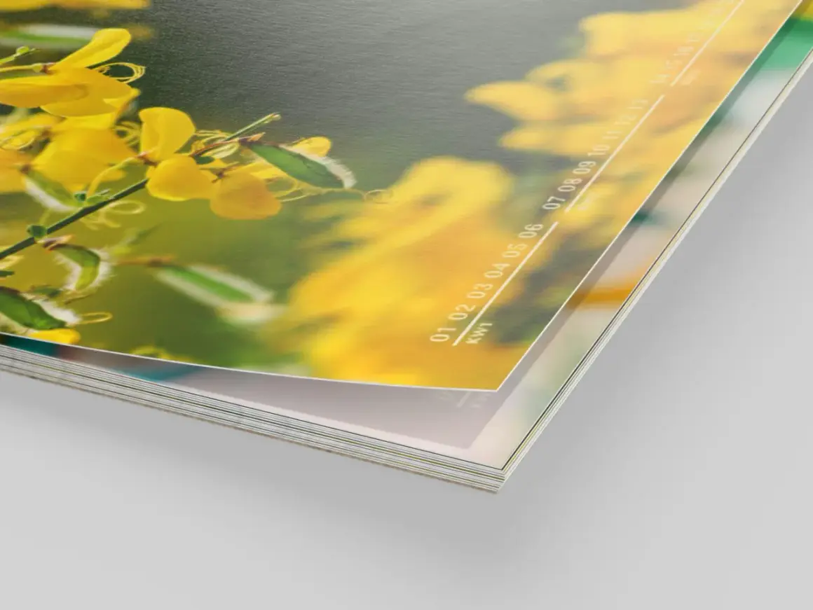 Detalle de calendarios gratis con flores amarillas y números de semanas.