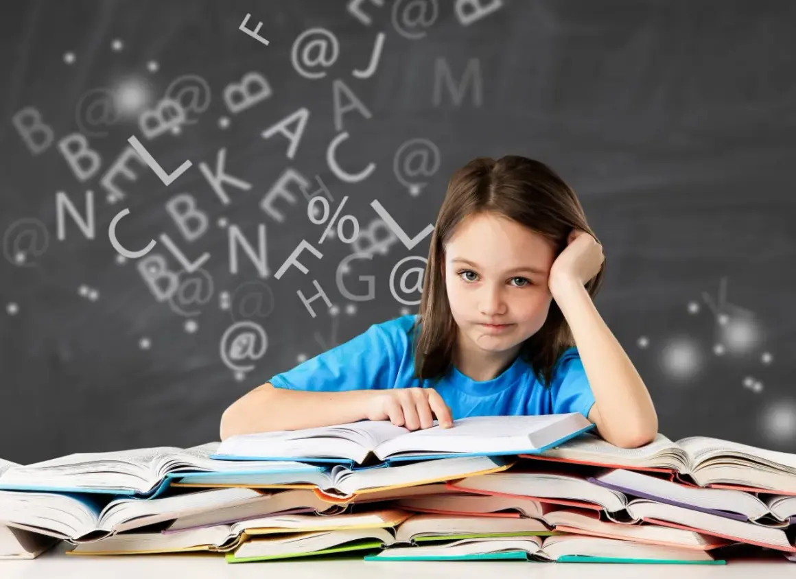 Een meisje met een vermoeide blik zit achter een stapel boeken, omringd door zwevende letters. Ze heeft duidelijk moeite met begrijpend lezen.