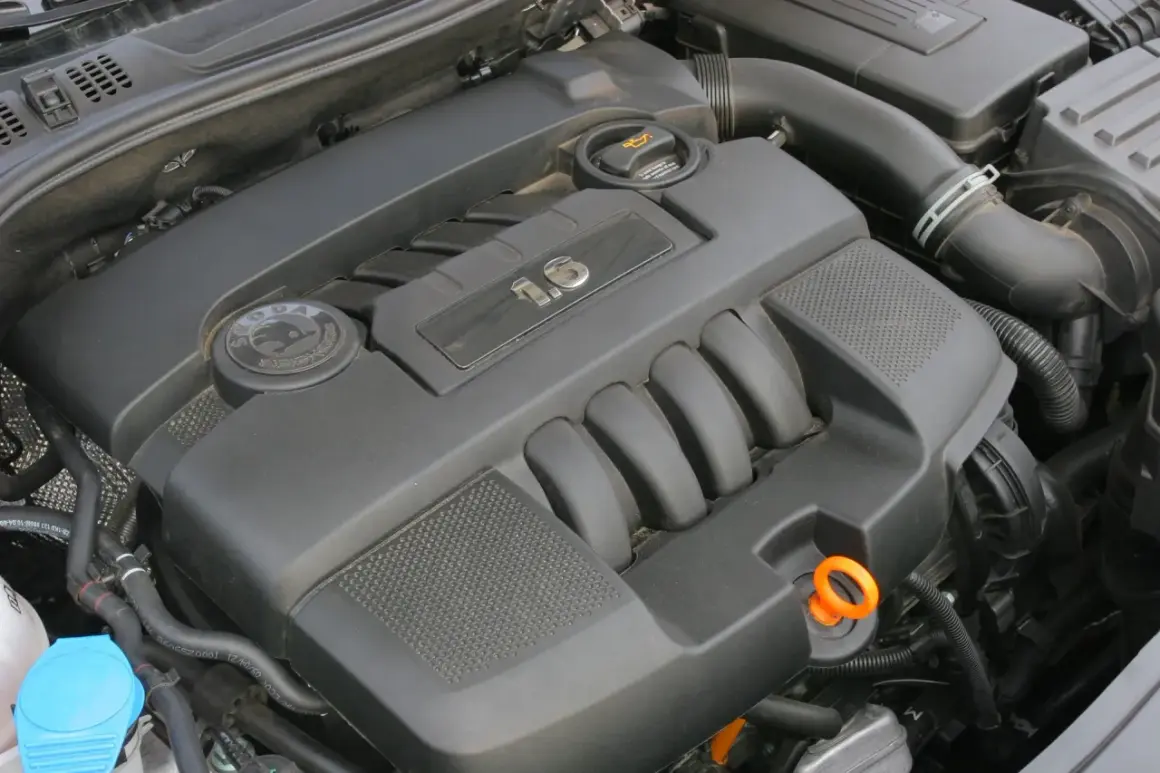 Silnik 1.6 TDI z logiem Škody. Ten silnik, choć nie jest to model Bora, zapewnia moc i niezawodność.