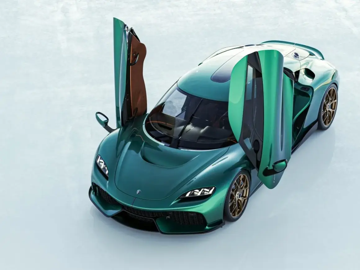 Zielony Koenigsegg 4 osobowy z otwartymi drzwiami, prezentujący luksusowe wnętrze i sportowy design.