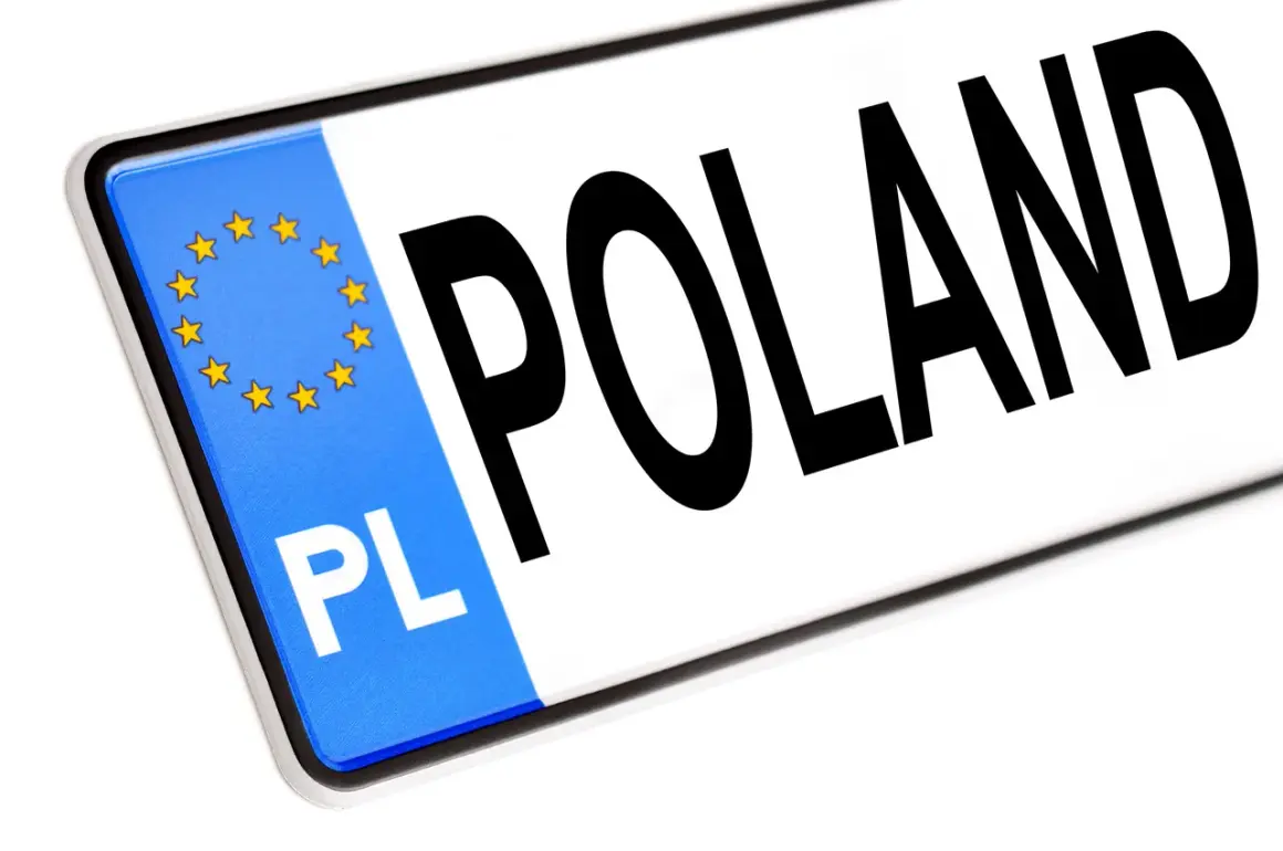 Tablica rejestracyjna z napisem POLAND i symbolem UE. Pamiętaj o terminowym przerejestrowaniu pojazdu, by uniknąć kary.