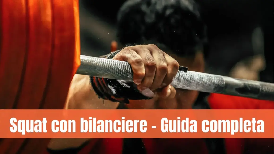 Primo piano di una mano che afferra un bilanciere, pronta per uno squat con bilanciere.