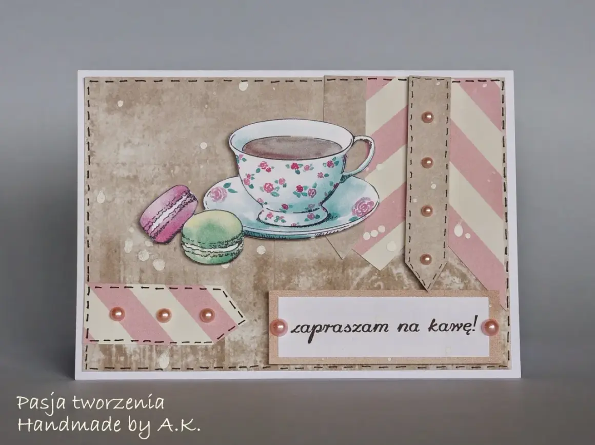 Urocza kartka z filiżanką kawy, makaronikami i napisem "zapraszam na kawę".