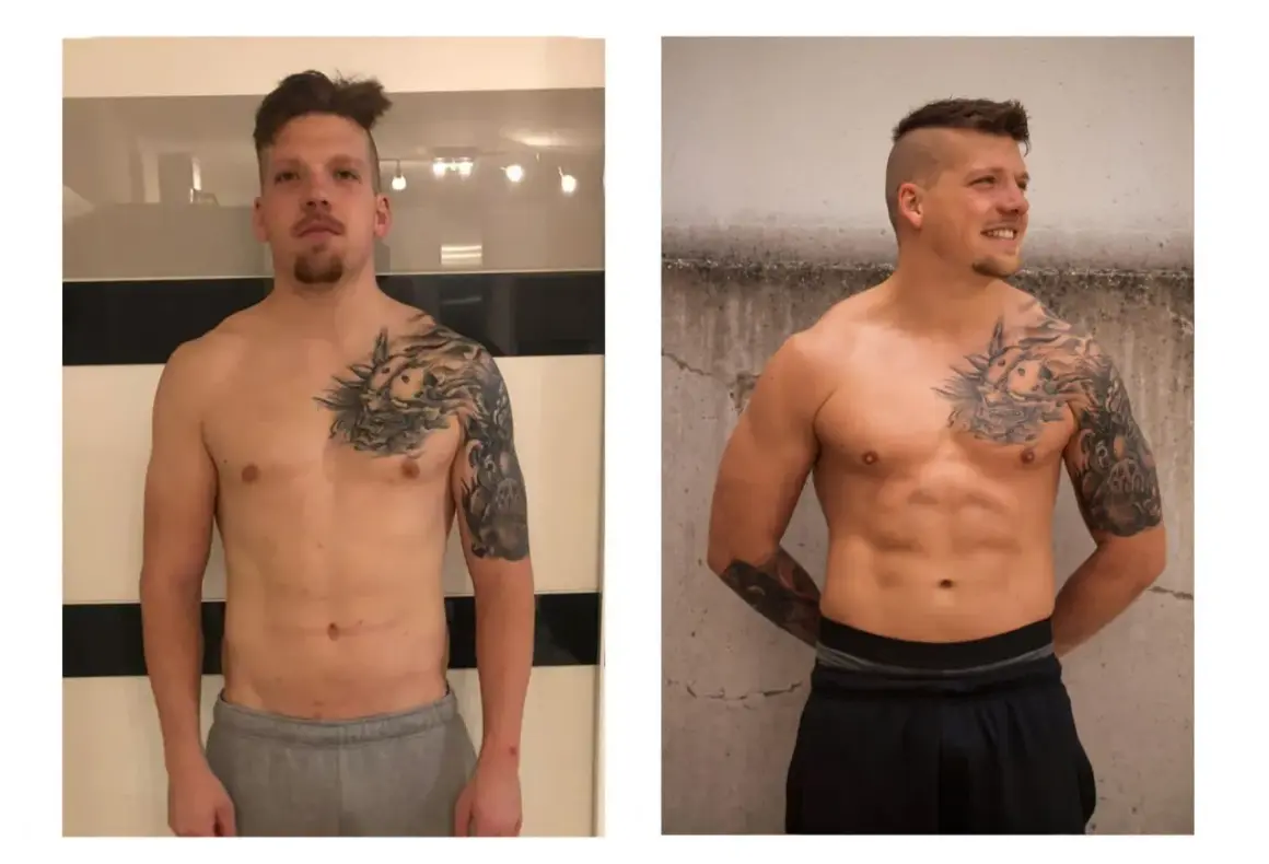 Mann mit Tattoos: Vorher/Nachher-Vergleich nach 1 Jahr Muskelaufbau. Deutlich definierter Körper, breitere Schultern.