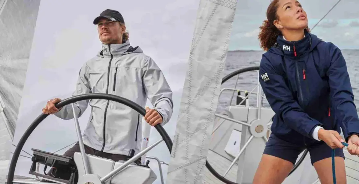 Uomo e donna con abbigliamento tecnico per barca a vela, pronti per navigare.