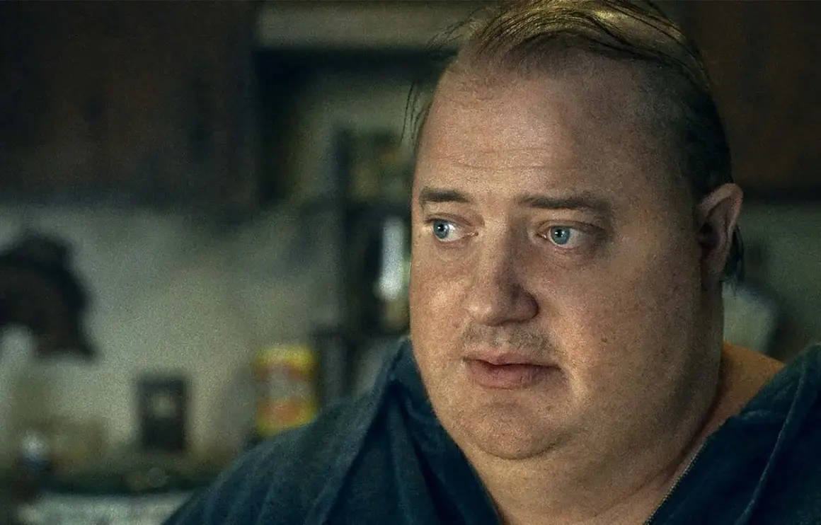Brendan Fraser, känd från filmer som "The Mummy", i en närbild. Hans blå ögon och ansiktsuttryck antyder en känslosam scen.