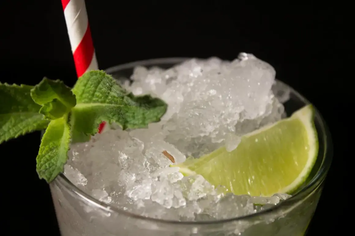 Orzeźwiający drink z kruszonym lodem, miętą i limonką. Idealny przepis na daiquiri w upalny dzień.