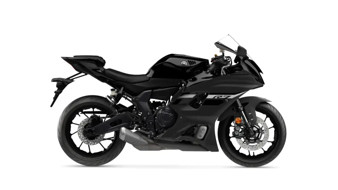 Yamaha R7 negra, lista para desatar sus caballos de potencia.